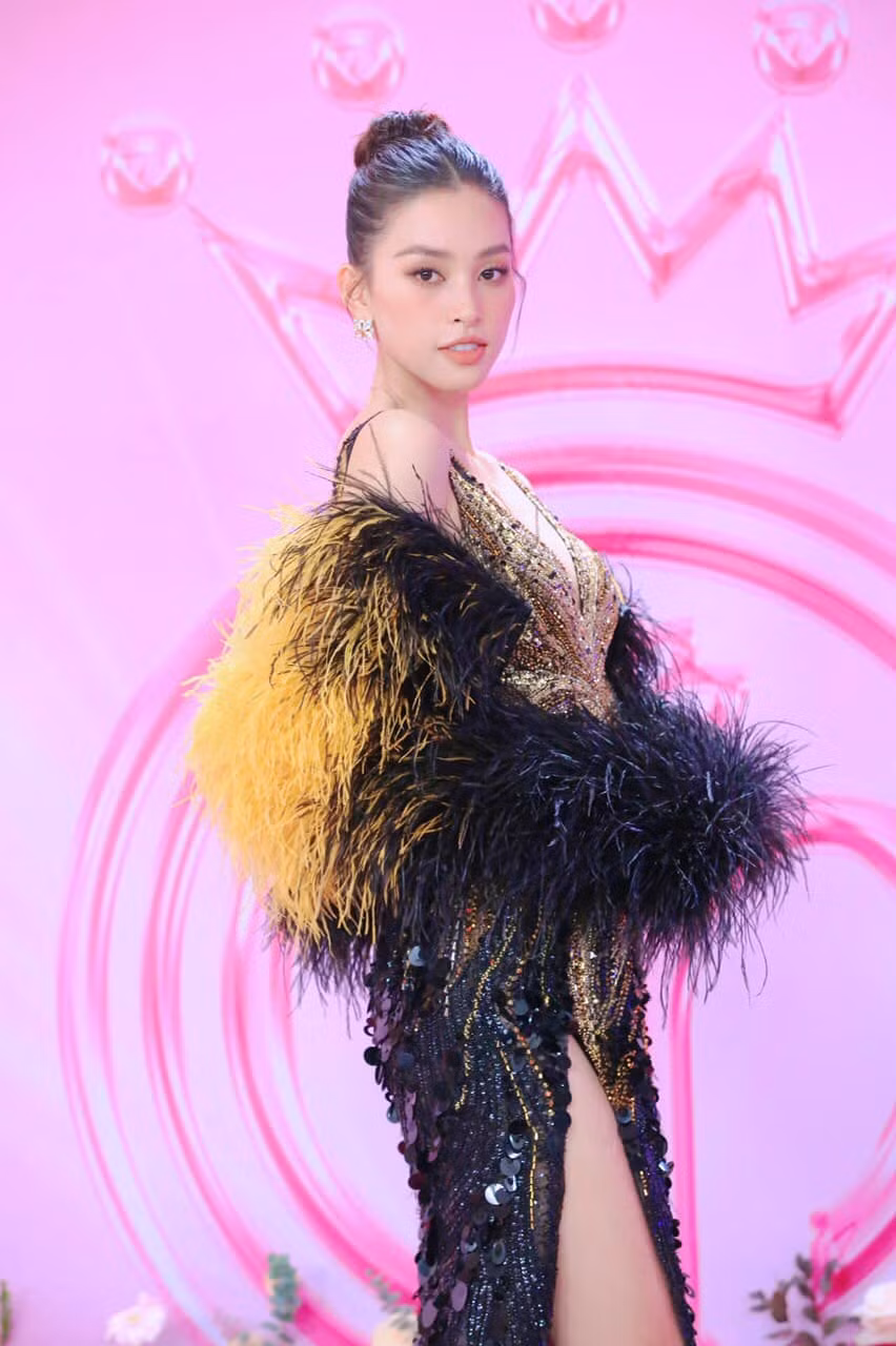 Hoa hậu Tiểu Vy khoe vẻ kiêu sa trên thảm đỏ.