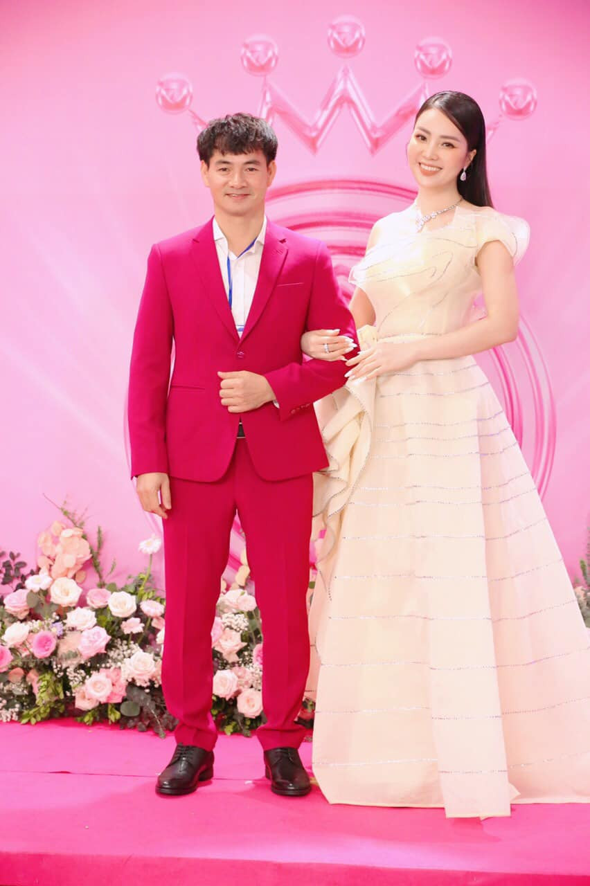 Á hậu Thụy Vân xuất hiện cùng nghệ sĩ Xuân Bắc. Cả hai đảm nhận vai trò giám khảo cuộc thi.