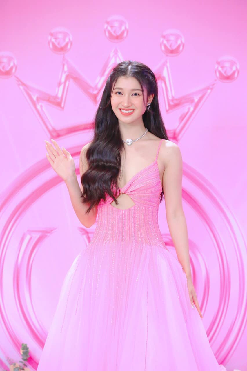 Á hậu Phương Nhi đẹp ngọt ngào với bộ váy hồng.