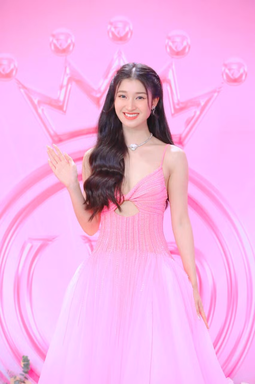 Á hậu Phương Nhi đẹp ngọt ngào với bộ váy hồng.