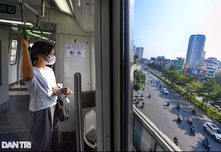 "Sau giãn cách do Covid-19, số lượng hành khách tăng cao và đột biến. Đầu tháng 10, sinh viên năm nhất lên Hà Nội nhập học khiến lượng vé tháng tăng cao. Tuyến đường đang góp phần giảm mật độ phương tiện trên hành lang đường bộ phía tây nam Thủ đô, tạo thói quen đi lại bằng phương tiện công cộng", ông Trường phân tích.