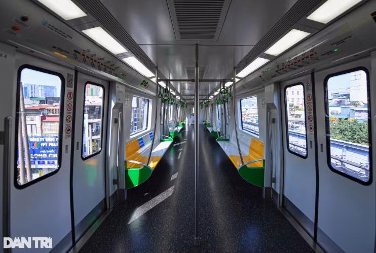 Thậm chí có những khoang tàu hoàn toàn không có bóng người.