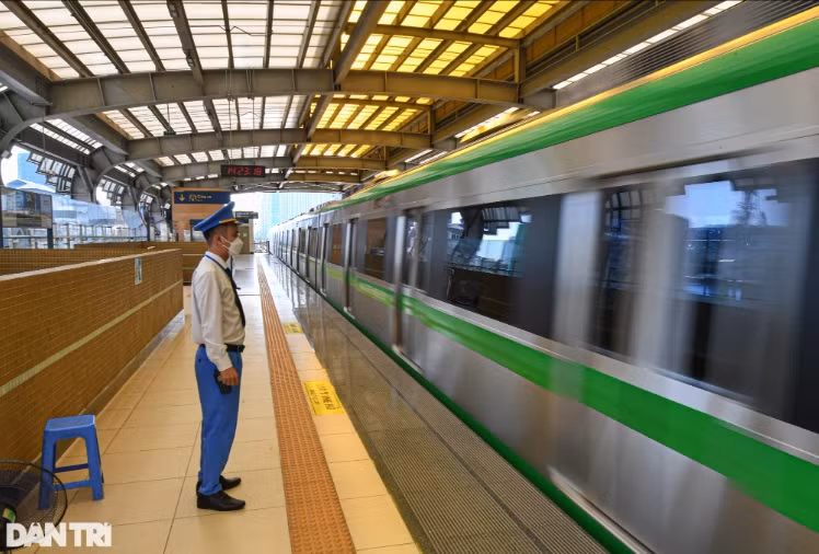 Trái ngược với không khí đông đúc, tấp nập vào giờ cao điểm, ở các khung giờ khác tàu Cát Linh - Hà Đông lại đón một lượng khách khá thưa thớt.