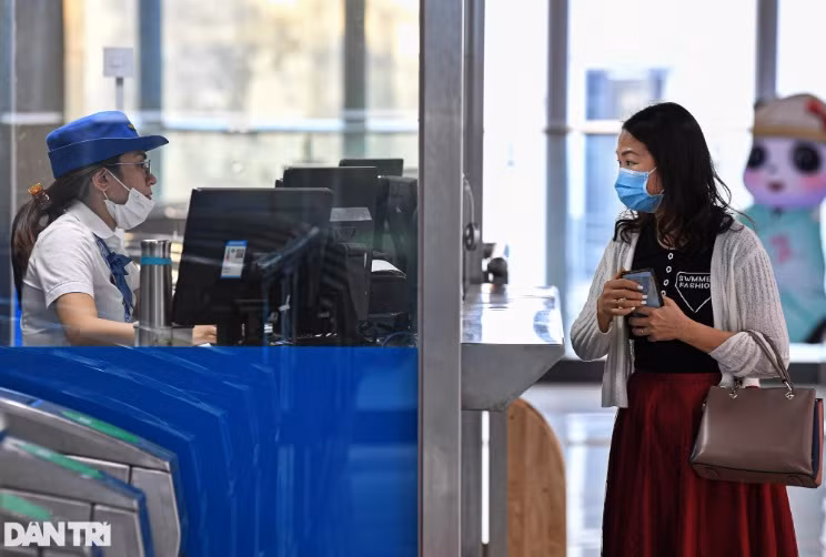 Cô Nga (50 tuổi, quận Ba Đình) được hướng dẫn mua vé tại quầy bán vé tự động, cho hành trình từ ga Cát Linh đi ga Vạn Phúc. Mỗi lần lên tàu, cô đều "choáng ngợp" bởi cảnh đông đúc và tấp nập. "Tuy khách đông nhưng văn minh và lịch sự. Tàu đi nhanh, đỡ tắc đường, giúp tiết kiệm thời gian và thuận tiện", cô cho hay.