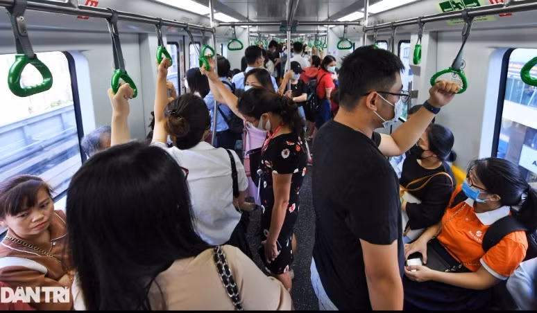 Do khách quá đông không còn chỗ ngồi nên nhiều người phải đứng bám vào tay cầm trong quá trình tàu di chuyển.