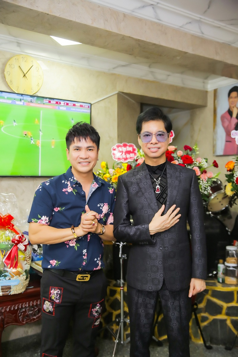 Ngọc Sơn chia sẻ, anh rất bất ngờ xen lẫn xúc động bởi mọi người đã dành tình cảm yêu thương cho mình nhiều như vậy. Ngọc Sơn trân trọng từng bó hoa, món quà và cả những tin nhắn chúc mừng dành cho mình dịp sinh nhật ý nghĩa.