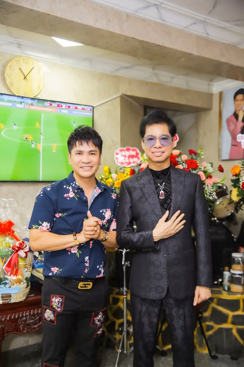 Ngọc Sơn chia sẻ, anh rất bất ngờ xen lẫn xúc động bởi mọi người đã dành tình cảm yêu thương cho mình nhiều như vậy. Ngọc Sơn trân trọng từng bó hoa, món quà và cả những tin nhắn chúc mừng dành cho mình dịp sinh nhật ý nghĩa.