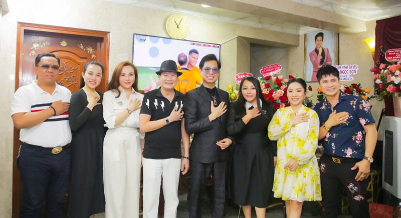 Về phía Ngọc Sơn, anh xúc động và trân trọng tình cảm của người anh Tuấn Vũ dành cho mình. Ngọc Sơn chia sẻ, anh vốn ngưỡng mộ giọng ca Tuấn Vũ từ rất lâu. Nhiều ca khúc, liên khúc do Tuấn Vũ thể hiện nằm trong list nhạc yêu thích của Ngọc Sơn. Đặc biệt, khi tiếp xúc với Tuấn Vũ, Ngọc Sơn càng quý mến cách sống ôn hòa, nhường nhịn, luôn chân tình, nhẹ nhàng, khiêm tốn của nam danh ca. Ngọc Sơn kính nể cách sống của Tuấn Vũ và không khỏi hãnh diện khi người anh lớn trong nghề ngỏ ý hợp tác.