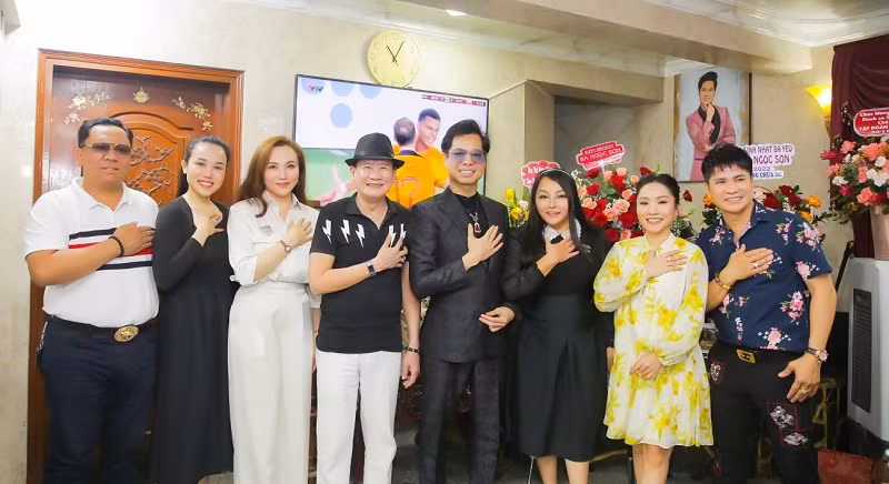 Về phía Ngọc Sơn, anh xúc động và trân trọng tình cảm của người anh Tuấn Vũ dành cho mình. Ngọc Sơn chia sẻ, anh vốn ngưỡng mộ giọng ca Tuấn Vũ từ rất lâu. Nhiều ca khúc, liên khúc do Tuấn Vũ thể hiện nằm trong list nhạc yêu thích của Ngọc Sơn. Đặc biệt, khi tiếp xúc với Tuấn Vũ, Ngọc Sơn càng quý mến cách sống ôn hòa, nhường nhịn, luôn chân tình, nhẹ nhàng, khiêm tốn của nam danh ca. Ngọc Sơn kính nể cách sống của Tuấn Vũ và không khỏi hãnh diện khi người anh lớn trong nghề ngỏ ý hợp tác.