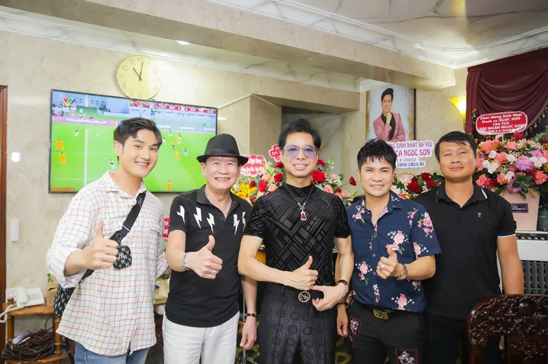 Danh ca Tuấn Vũ cũng bày tỏ: “Tuấn Vũ từng biểu diễn và hát khá nhiều ca khúc của Ngọc Sơn, hôm nay trước tiên Tuấn Vũ muốn đến để ‘happy birthday’ Ngọc Sơn. Sau đó Tuấn Vũ tha thiết muốn được hợp tác cùng Ngọc Sơn với ca khúc ‘Thương người nông dân'. Tuấn Vũ mong muốn được cùng Ngọc Sơn quay MV, thực hiện một tác phẩm để đời vì dù sao Tuấn Vũ cũng xuất thân từ người nông dân chân chất để rồi mới có được vị trí, tên tuổi như ngày hôm nay. Tuấn Vũ thương và quý người nông dân lắm”.