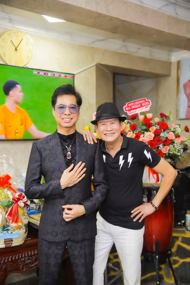 Đặc biệt, giọng ca nổi tiếng - danh ca hải ngoại Tuấn Vũ cũng bất ngờ có mặt để chúc mừng sinh nhật cũng như thăm nhà Ngọc Sơn. Giọng ca “Phượng buồn” nói thêm, anh không chỉ yêu mến giọng hát Ngọc Sơn mà còn dành tình cảm đặc biệt cho những sáng tác của Ngọc Sơn.