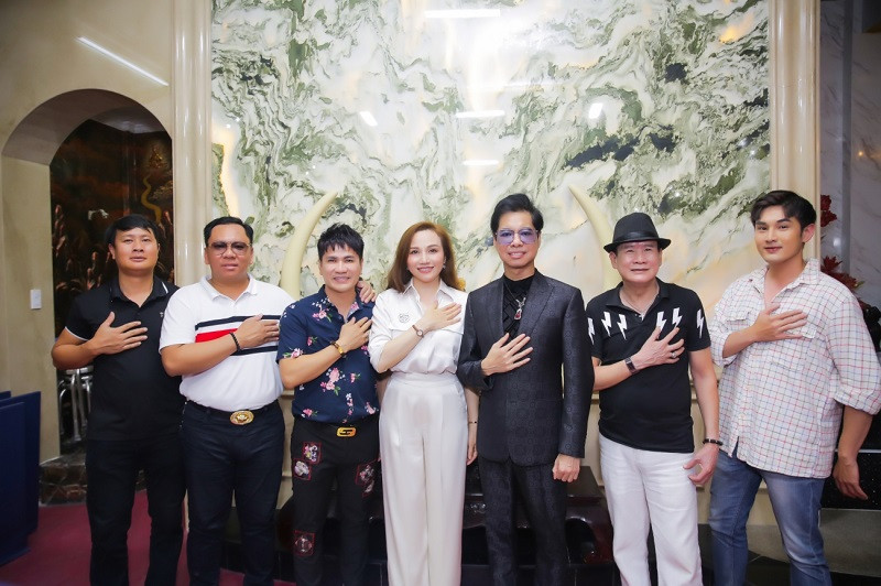 Mới đây, sau khi ca khúc “Thương người nông dân” của Ngọc Sơn được ra mắt, Tuấn Vũ lúc đó ở Mỹ đã không khỏi rưng rưng xúc động. Khi trở về Việt Nam, Tuấn Vũ đã tìm đến Ngọc Sơn chia sẻ nỗi lòng của mình.