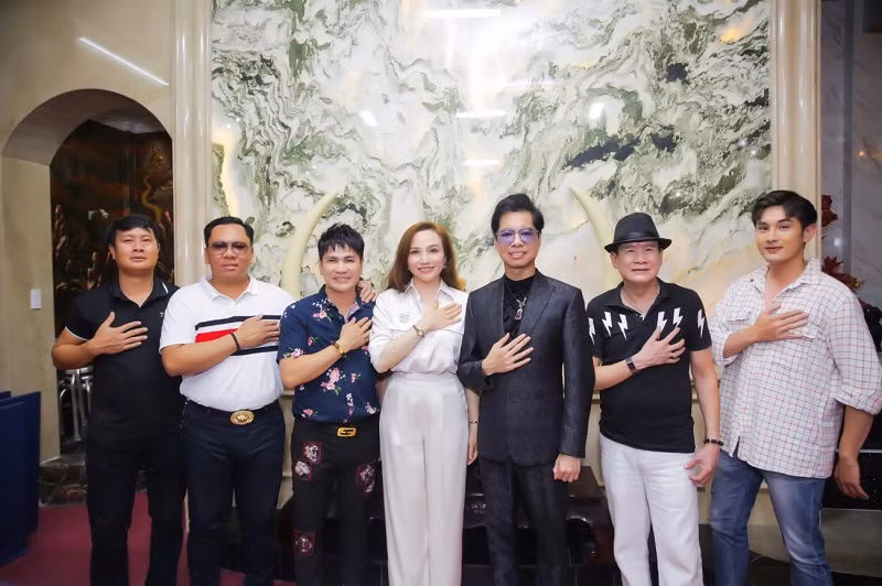 Mới đây, sau khi ca khúc “Thương người nông dân” của Ngọc Sơn được ra mắt, Tuấn Vũ lúc đó ở Mỹ đã không khỏi rưng rưng xúc động. Khi trở về Việt Nam, Tuấn Vũ đã tìm đến Ngọc Sơn chia sẻ nỗi lòng của mình.