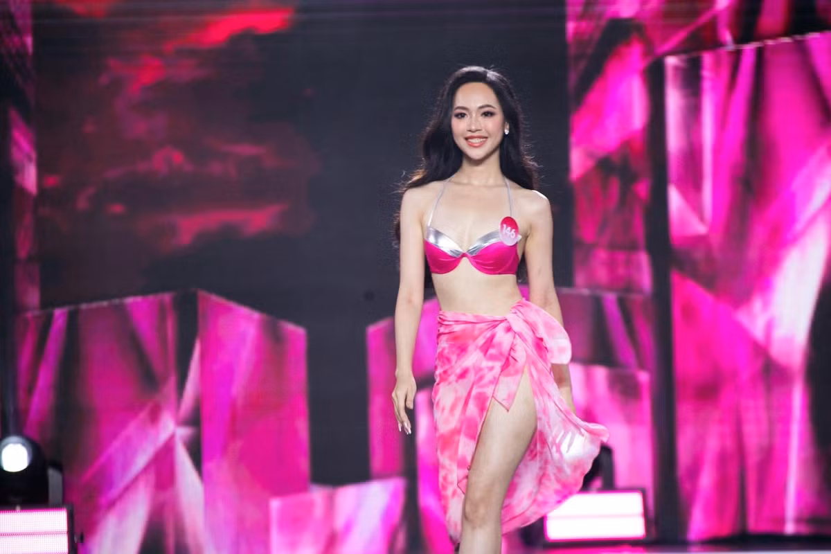 Trịnh Thùy Linh khoe dáng nuột nà trong chung kết.