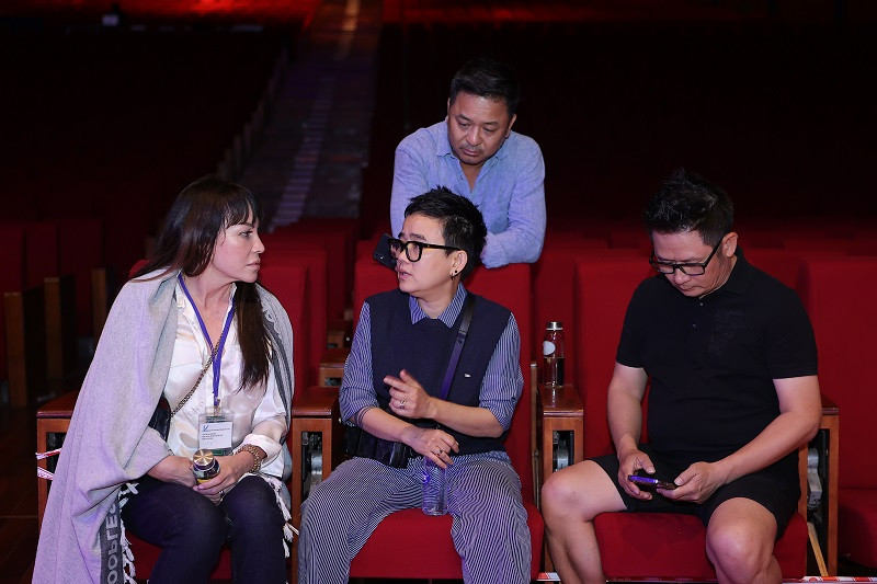 Tháp tùng bạn đời, Phương Uyên còn góp ý chỉnh sửa phần hát cho Thanh Hà. Trước đó, cả hai đã tổ chức đám cưới ngọt ngào tại Mỹ hồi tháng 9.