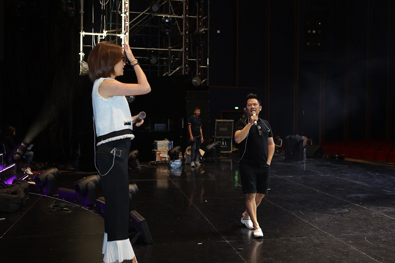 Nếu Thanh Hà là giọng ca mà công chúng yêu nhạc Việt Nam đều biết thì Như Ý là "người tình" trẻ tuổi, mới mẻ của Bằng Kiều. Đây là lần đầu Như Ý về Hà Nội diễn sau 8 năm sang Mỹ lập nghiệp.