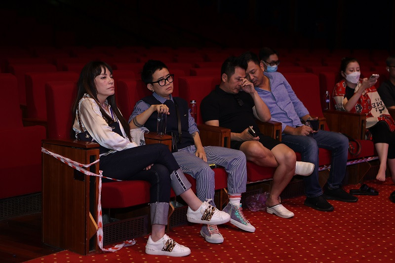 Nữ danh ca chia sẻ: "Chúng tôi hỗ trợ cho nhau, Uyên chỉ cho tôi nhiều điều tôi chưa biết. Tôi trở thành "nàng thơ" để Uyên sáng tác. Chúng tôi đủ thân để giúp nhau hoàn thiện hơn".