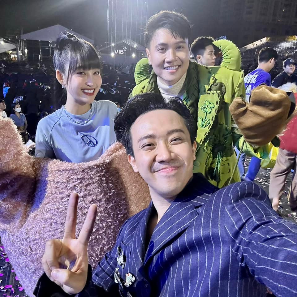 "Tháo mặt nạ ra, người ca sĩ nhễ nhại mồ hôi dùng tay lau vội gương mặt đang lấm lem son phấn đến tàn tạ, an ủi bản thân là lúc nãy mình đã làm tất cả những gì tốt nhất có thể, để chỉ mong sẽ nhận được vài lời bình luận tích cực để không phải tủi thân trong lúc tự xem lại mình trên Youtube sáng mai. Có những thứ, mà chỉ sau một bức tường vô hình, người ta mới dám thể hiện ra", Trấn Thành bảy tỏ.