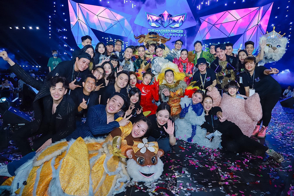 Trấn Thành đảm nhận vai trò cố vấn chương trình. Nam danh hài chụp ảnh kỷ niệm cùng ê-kíp Ca sĩ mặt nạ.