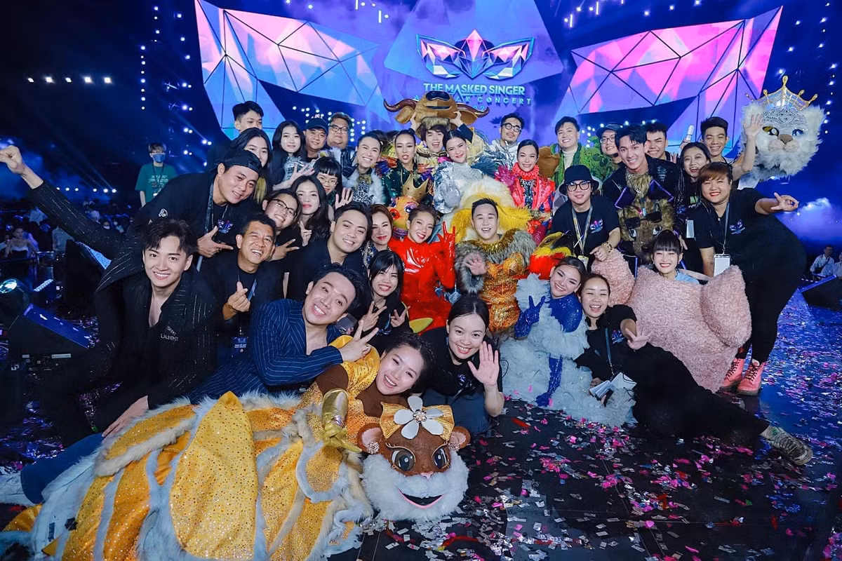 Trấn Thành đảm nhận vai trò cố vấn chương trình. Nam danh hài chụp ảnh kỷ niệm cùng ê-kíp Ca sĩ mặt nạ.