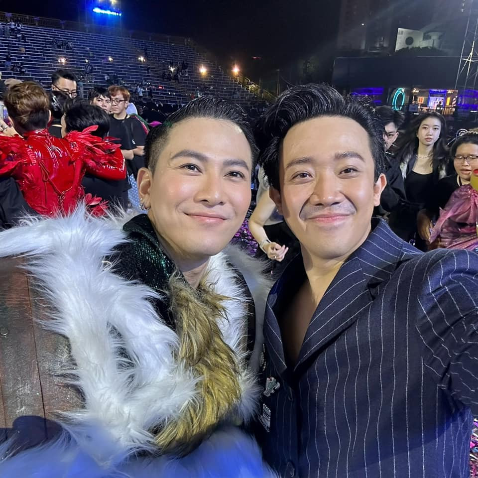 Trấn Thành nhắn nhủ các đồng nghiệp: "Ai cũng sẽ có những lộ trình mà bản thân phải vượt qua. Chặng đường phía trước mới là chặng đường ý nghĩa và khó khăn nhất. Cầu mong tất cả những điều tốt đẹp nhất sẽ đến với 15 đồng nghiệp đáng yêu và tài năng của tôi".