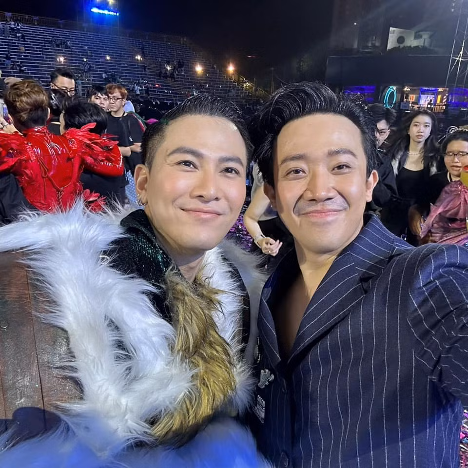 Trấn Thành nhắn nhủ các đồng nghiệp: "Ai cũng sẽ có những lộ trình mà bản thân phải vượt qua. Chặng đường phía trước mới là chặng đường ý nghĩa và khó khăn nhất. Cầu mong tất cả những điều tốt đẹp nhất sẽ đến với 15 đồng nghiệp đáng yêu và tài năng của tôi".