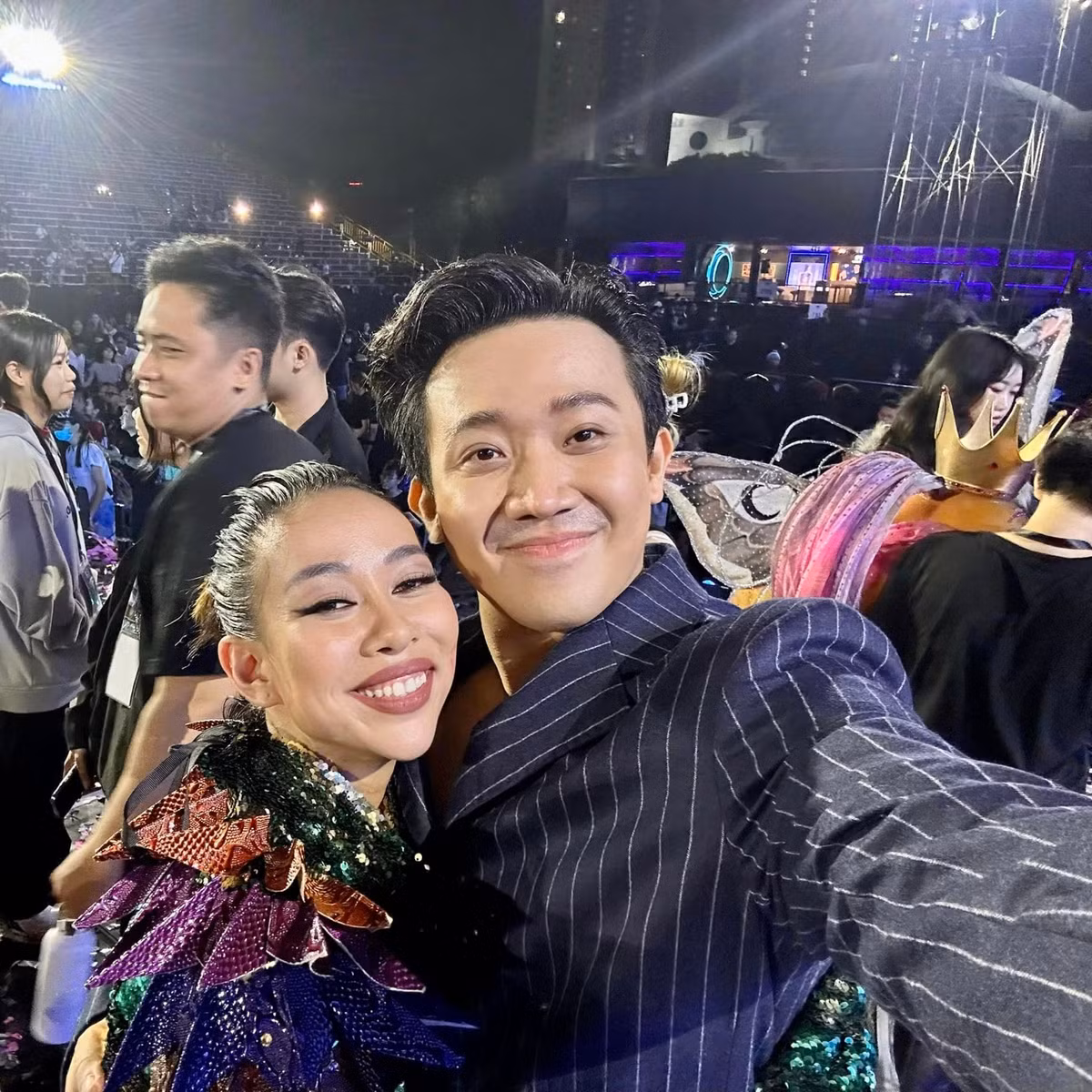 "Tôi cảm thấy may mắn và vinh dự khi được là 1 phần nhỏ trong 1 sự kiện âm nhạc mang tính lịch sử như thế này, nơi các bậc thầy của nhiều lĩnh vực nghệ thuật khác nhau gặp nhau tại 1 giao điểm. Biết đến bao giờ chúng ta mới được chứng kiến lại ngần ấy nhân vật thượng thặng và tài hoa từ nhiều thế hệ cùng nhau tạo nên "tuyệt tác" cùng một lúc?", Trấn Thành chia sẻ.