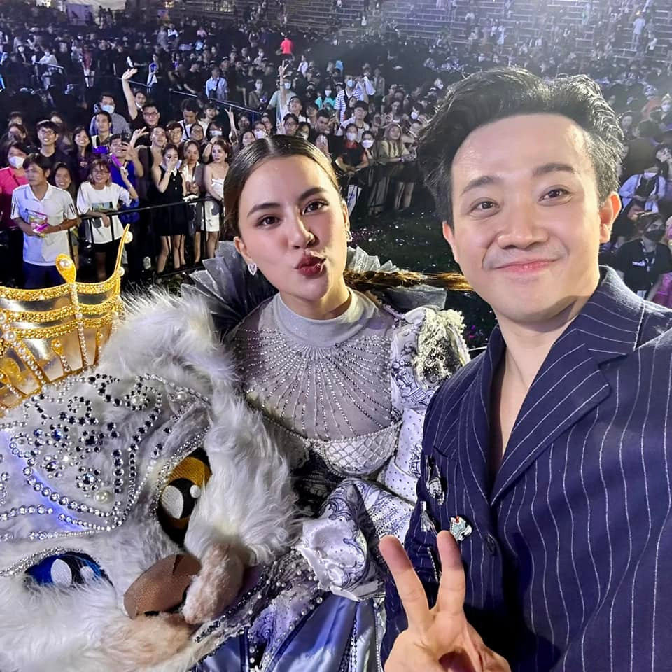 "Ca sĩ mặt nạ" là gameshow hot nhất thời gian qua. Chương trình có format mới lạ, theo đó, các giọng ca hoá thân thành những nhân vật mascot mang đến những phần trình diễn cho khán giả.