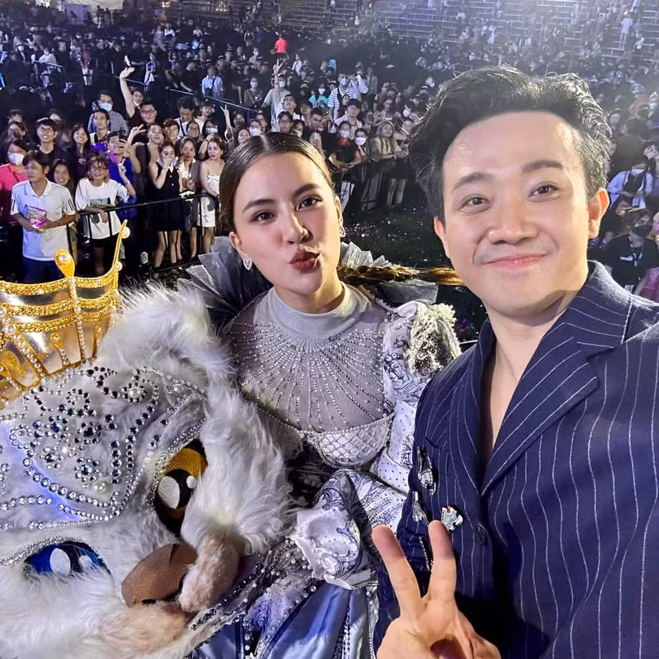 "Ca sĩ mặt nạ" là gameshow hot nhất thời gian qua. Chương trình có format mới lạ, theo đó, các giọng ca hoá thân thành những nhân vật mascot mang đến những phần trình diễn cho khán giả.