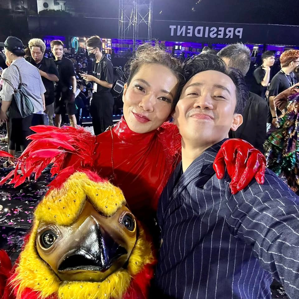 Trên trang cá nhân, Trấn Thành bày tỏ: "Bước vô cánh gà, người nghệ sĩ thở dốc ngồi bệt xuống ghế, hổn hển ăn nhanh mẫu bánh mì đã mua cách đó vài giờ, vừa nhai vừa lặng lẽ rơi nước mắt vì đến lúc này anh ta mới được phép trút ra nỗi buồn của chính bản thân sau 1 đêm dài mải miết chọc cười khán giả".