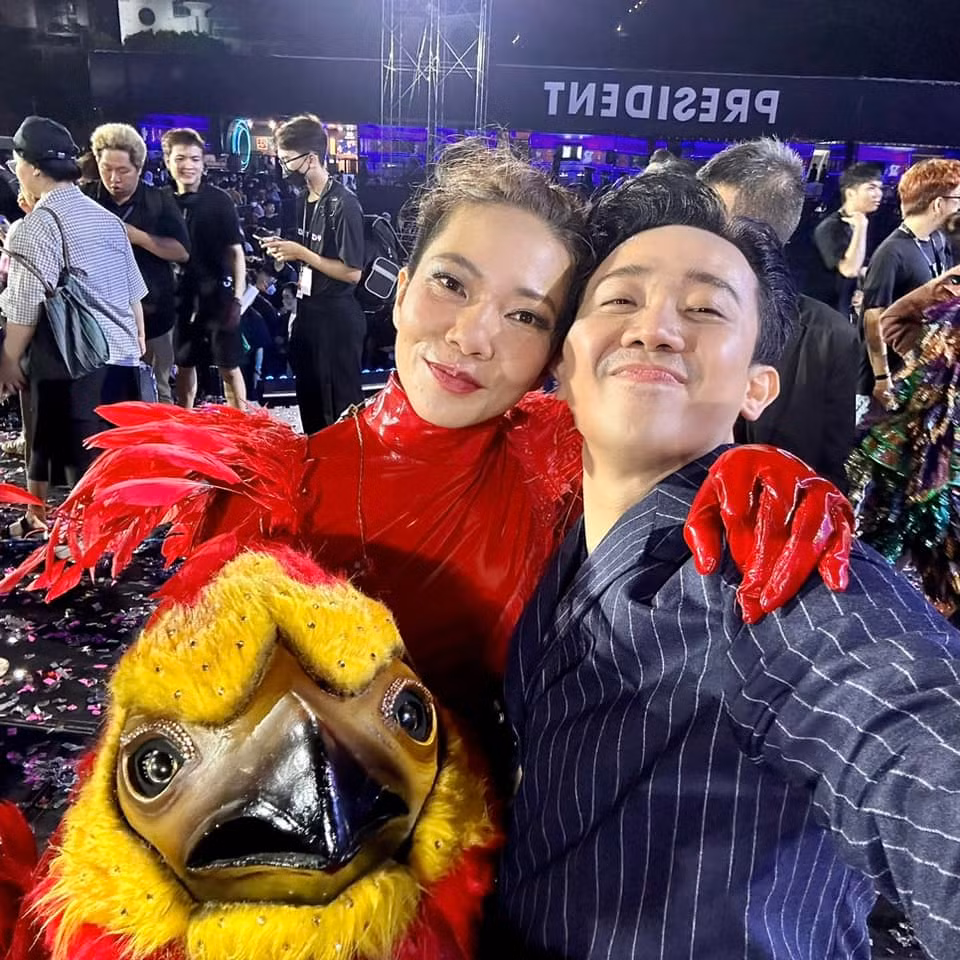 Trên trang cá nhân, Trấn Thành bày tỏ: "Bước vô cánh gà, người nghệ sĩ thở dốc ngồi bệt xuống ghế, hổn hển ăn nhanh mẫu bánh mì đã mua cách đó vài giờ, vừa nhai vừa lặng lẽ rơi nước mắt vì đến lúc này anh ta mới được phép trút ra nỗi buồn của chính bản thân sau 1 đêm dài mải miết chọc cười khán giả".