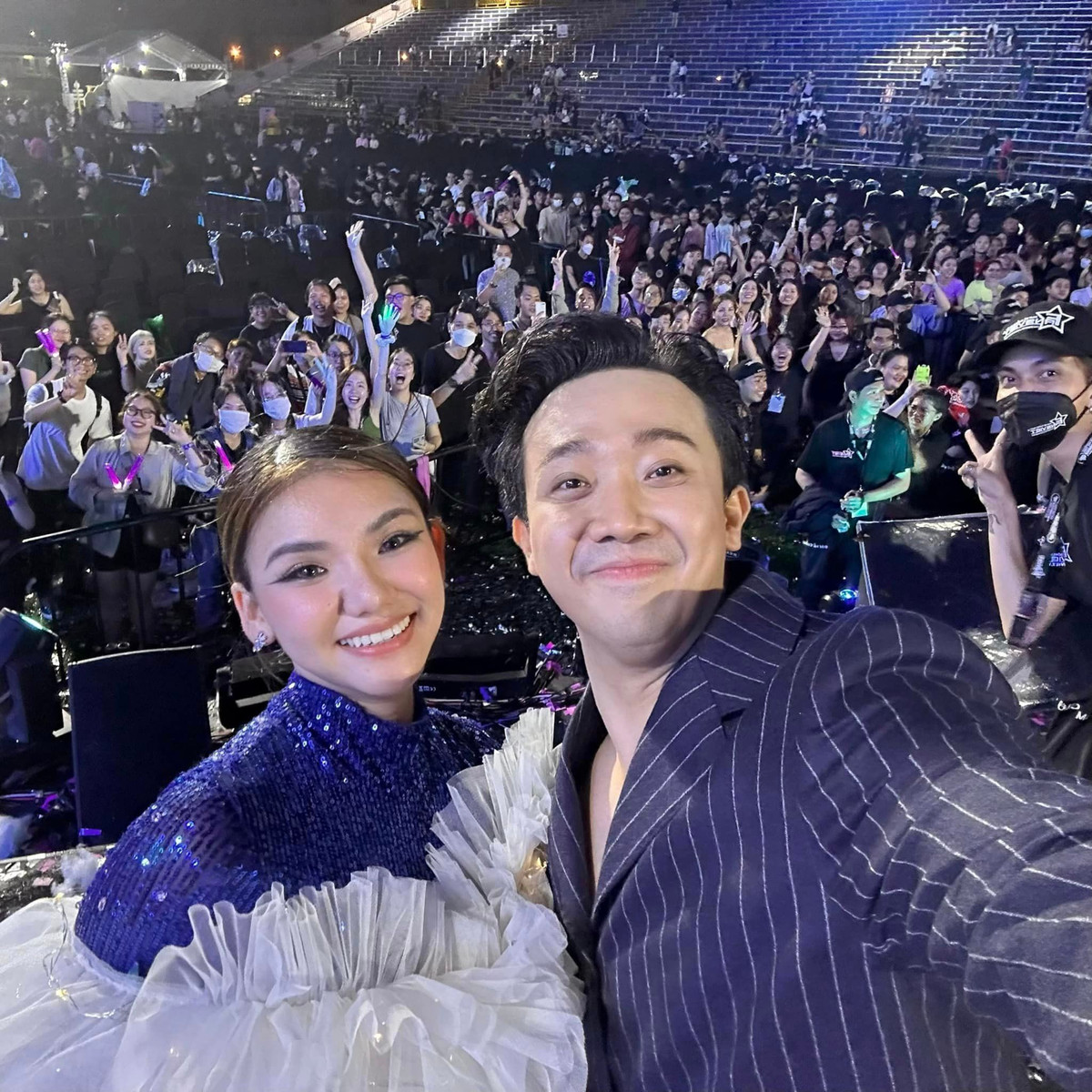 Nam nghệ sĩ chia sẻ ý nghĩa của chương trình Ca sĩ mặt nạ: "Khi bỏ qua hết tất cả những hào nhoáng về ngoại hình, thời trang, phấn son, phục sức... thứ duy nhất nán lại với người ca sĩ là giọng hát thì liệu bạn có yêu tôi lại từ đầu với hình hài của 1 nhân vật mới hay không?".