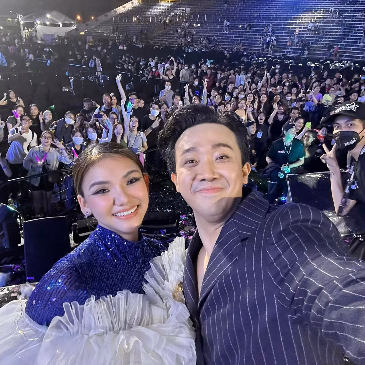 Nam nghệ sĩ chia sẻ ý nghĩa của chương trình Ca sĩ mặt nạ: "Khi bỏ qua hết tất cả những hào nhoáng về ngoại hình, thời trang, phấn son, phục sức... thứ duy nhất nán lại với người ca sĩ là giọng hát thì liệu bạn có yêu tôi lại từ đầu với hình hài của 1 nhân vật mới hay không?".