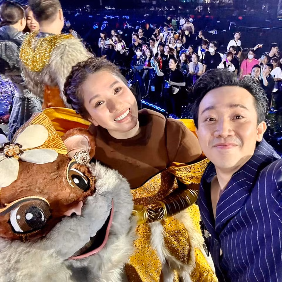 "Người hướng nội luôn chọn cho mình một cách thể hiện thầm kín và lặng lẽ nhất. Họ sinh ra không được ban cho loại năng lượng hễ cứ vui buồn là có thể toả ngay ra ngoài cho mọi người thấy. Họ chọn khép nép, lui lại, đứng từ xa im lặng và quan sát để cảm nhận mọi thứ sâu hơn! Và khi không phải lúc nào cũng "có thể" hoặc "biết cách" phóng thích năng lượng của bản thân ra ngoài, thì đồng thời, họ lại có nhiều thời gian hơn để ngẫm, ngộ, nạp và rèn", Trấn Thành viết.