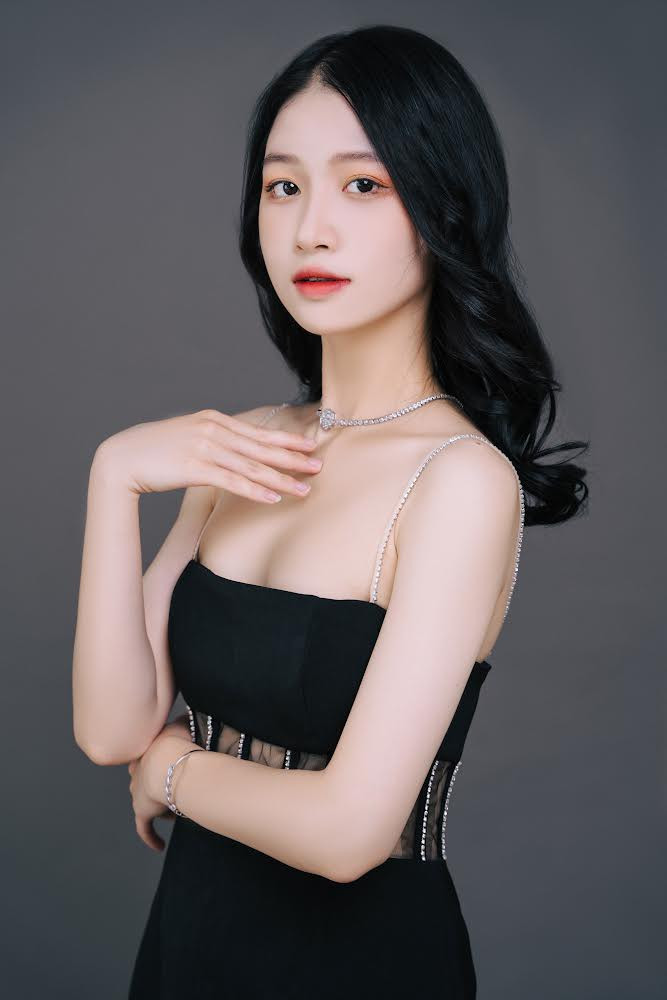 Nguyễn Thị Huyền My có nhan sắc quyến rũ, đầy ngọt ngào. Huyền My sinh năm 2002, đến từ Thanh Hóa và hiện là sinh viên tại Học viện Báo chí và Tuyên truyền.