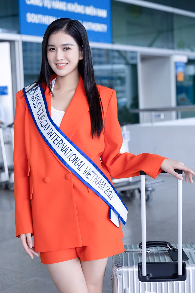 Nguyen Nga mang hon 150kg hanh ly thi Hoa hau Du lich Quoc te