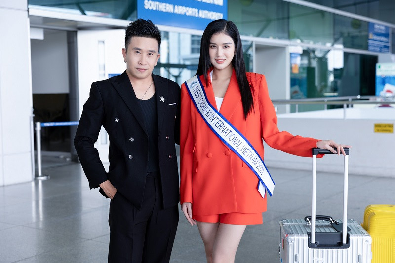 Trước khi vào khu vực làm thủ tục bay, Á hậu Nguyễn Nga gửi lời chào đến khán giả và những người yêu mến cô.