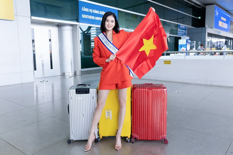 Cô mang theo ba vali to chứa rất nhiều trang phục, vật dụng cá nhân và quốc phục được đóng gói riêng.