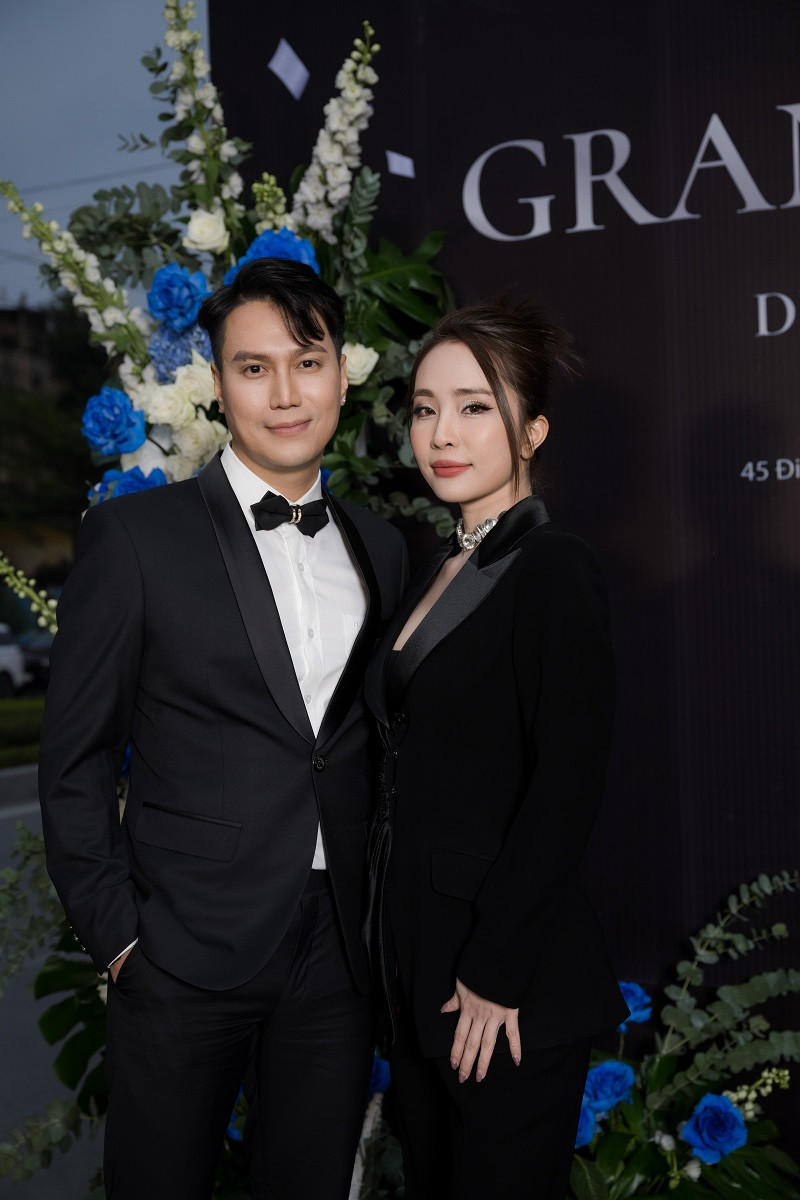 Mới đây, Việt Anh - Quỳnh Nga xuất hiện tình tứ trong sự kiện khai trương tại Ninh Bình.