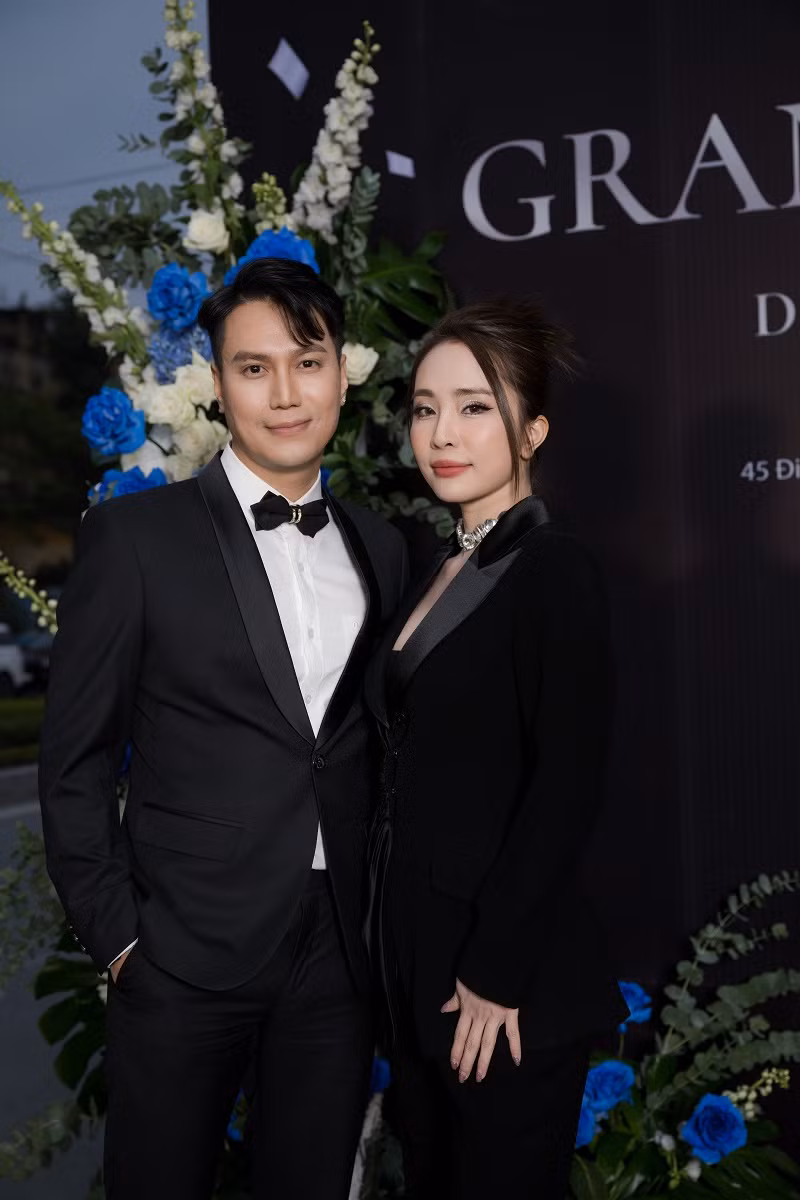 Mới đây, Việt Anh - Quỳnh Nga xuất hiện tình tứ trong sự kiện khai trương tại Ninh Bình.