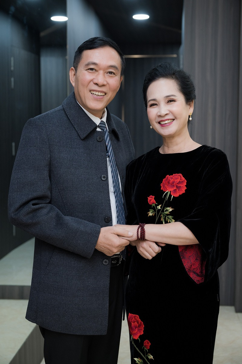 Vợ chồng NSND Lan Hương - NSƯT Đỗ Kỷ.