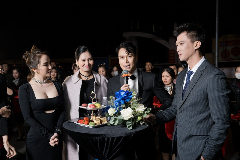  Việt Anh cũng nhận được nhiều sự chú ý của khán giả. Nam diễn viên góp mặt trong các dự án phim giờ vàng của VTV. Hiện tại, Việt Anh tham gia phim "Hành trình công lý", đóng cặp cùng Hồng Diễm.