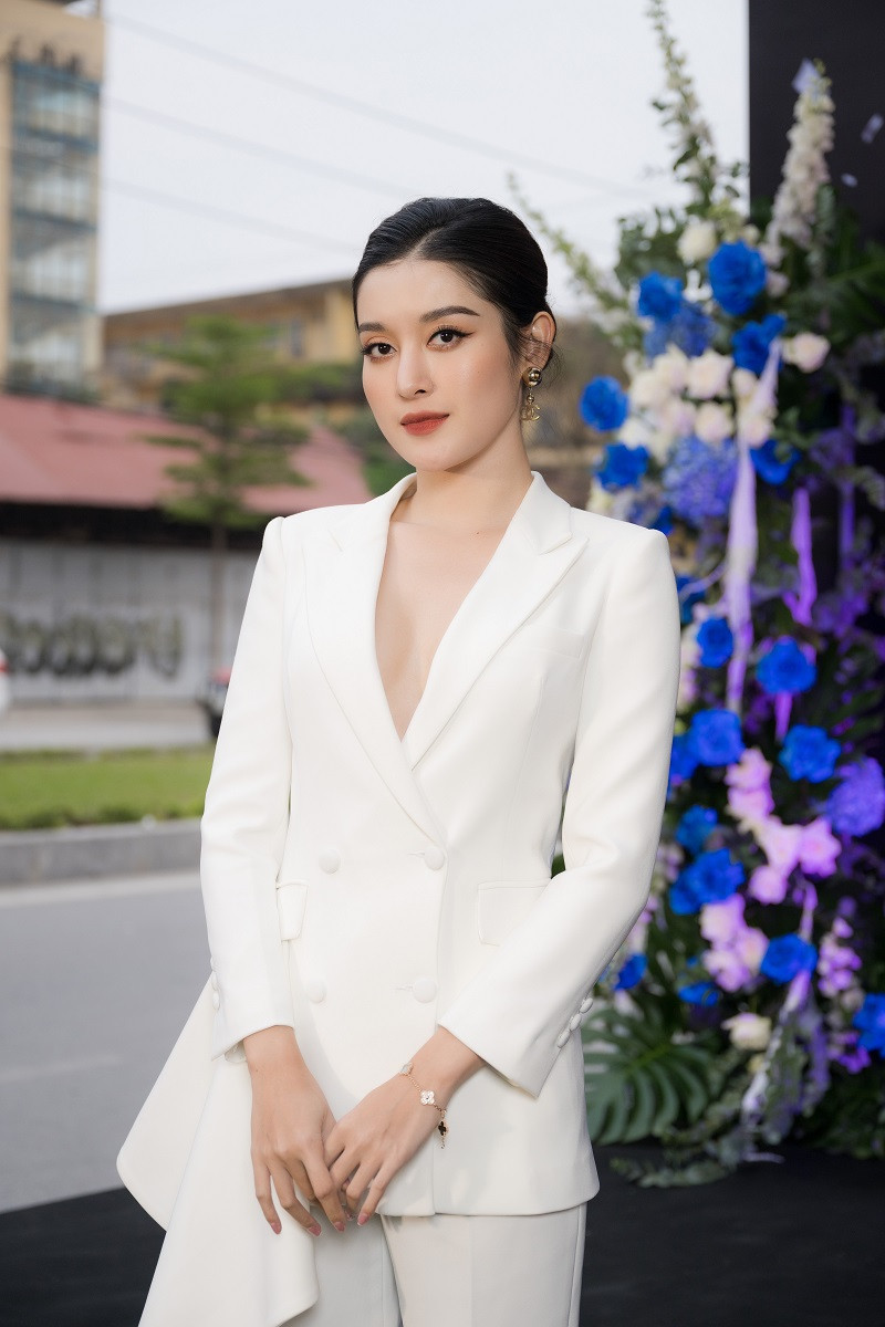 Cùng với Việt Anh - Quỳnh Nga và Hà Việt Dũng, sự kiện khai trương còn có sự góp mặt của nhiều sao Việt đình đám. Á hậu Huyền My gợi cảm với suit xẻ cổ sâu.