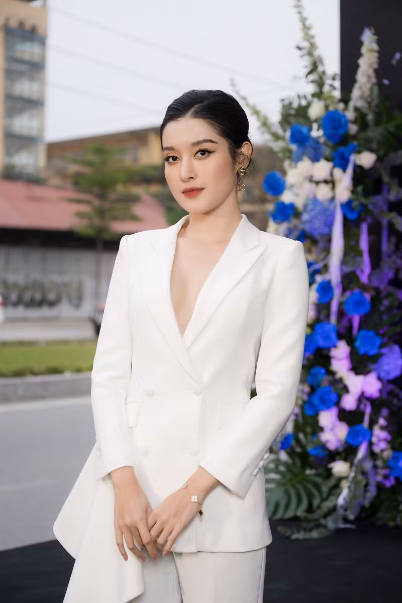 Cùng với Việt Anh - Quỳnh Nga và Hà Việt Dũng, sự kiện khai trương còn có sự góp mặt của nhiều sao Việt đình đám. Á hậu Huyền My gợi cảm với suit xẻ cổ sâu.