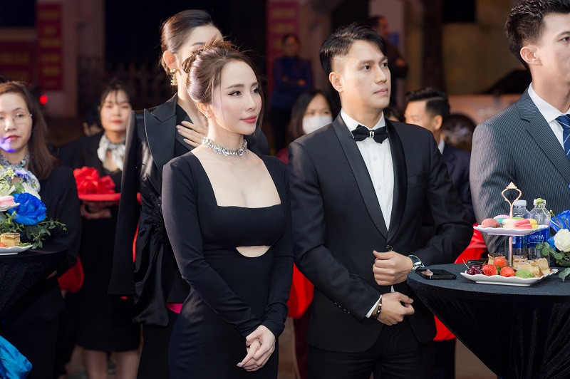 Việt Anh và Quỳnh Nga từng vướng nghi vấn tình cảm tuy nhiên cặp đôi không lên tiếng xác nhận.