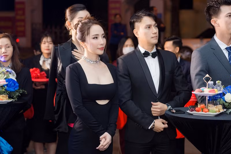 Việt Anh và Quỳnh Nga từng vướng nghi vấn tình cảm tuy nhiên cặp đôi không lên tiếng xác nhận.