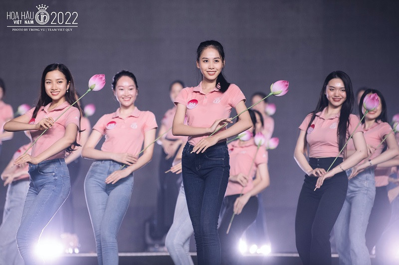 Chỉ vài tiếng trước khi đêm thi Chung khảo Hoa hậu Việt Nam bắt đầu, tổng đạo diễn Hoàng Nhật Nam quyết định công bố phối cảnh sân khấu đậm chất truyền thống.