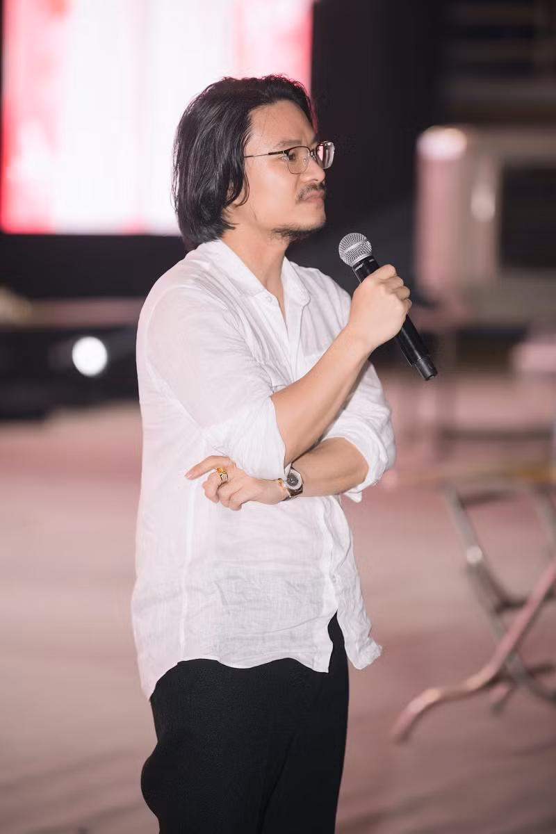 Tổng đạo diễn Hoàng Nhật Nam trong buổi tổng duyệt chương trình.