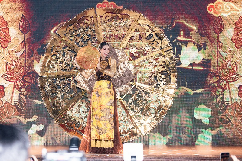 Trong phần giao lưu cùng fan, Thiên Ân được dịp trình diễn lại bộ trang phục Trúc Chỉ của nhà thiết kế Trần Thanh Tâm.