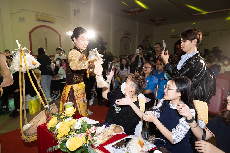 Ngoài ra, Thiên Ân còn mang gánh bánh tráng, trái cây và cùng Trang Hý trao tận tay người hâm mộ.